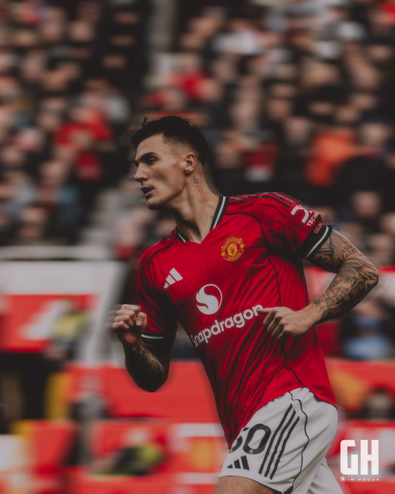 Manchester United leikmaður í rauðri treyju á vellinum